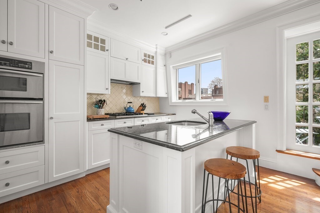 98 Chestnut St, Unit 1 in Brookline, MA - Building Photo
