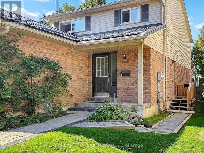 106 Walton Dr in Aurora, ON - Building Photo - Building Photo
