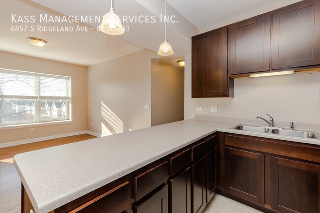 6857 S Ridgeland Ave in Chicago, IL - Foto de edificio - Building Photo