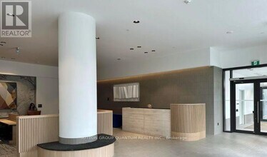 395 Square One Dr in Mississauga, ON - Building Photo - Building Photo