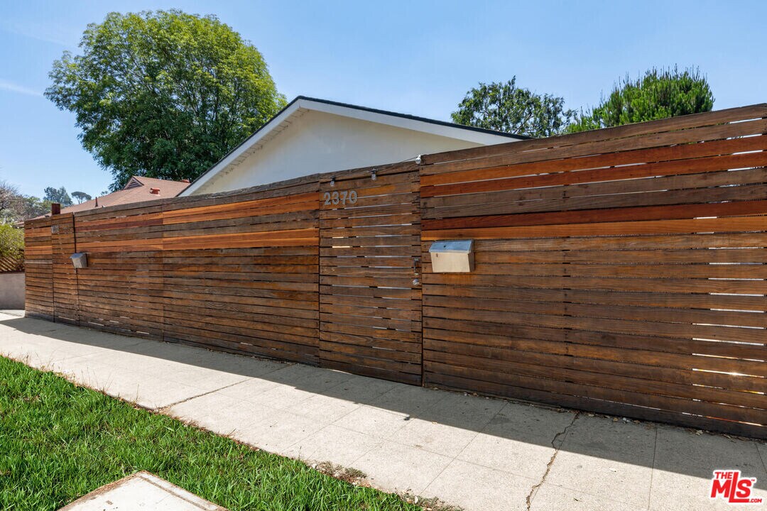 2370 Silver Lake Blvd in Los Angeles, CA - Building Photo