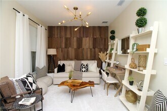 8857 Oceana Wy in Naples, FL - Foto de edificio - Building Photo