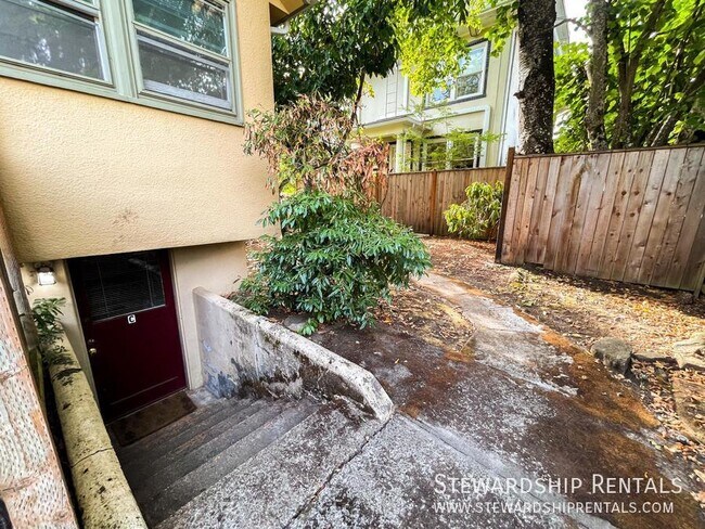 2266 Alder St-Unit -C in Eugene, OR - Building Photo - Building Photo