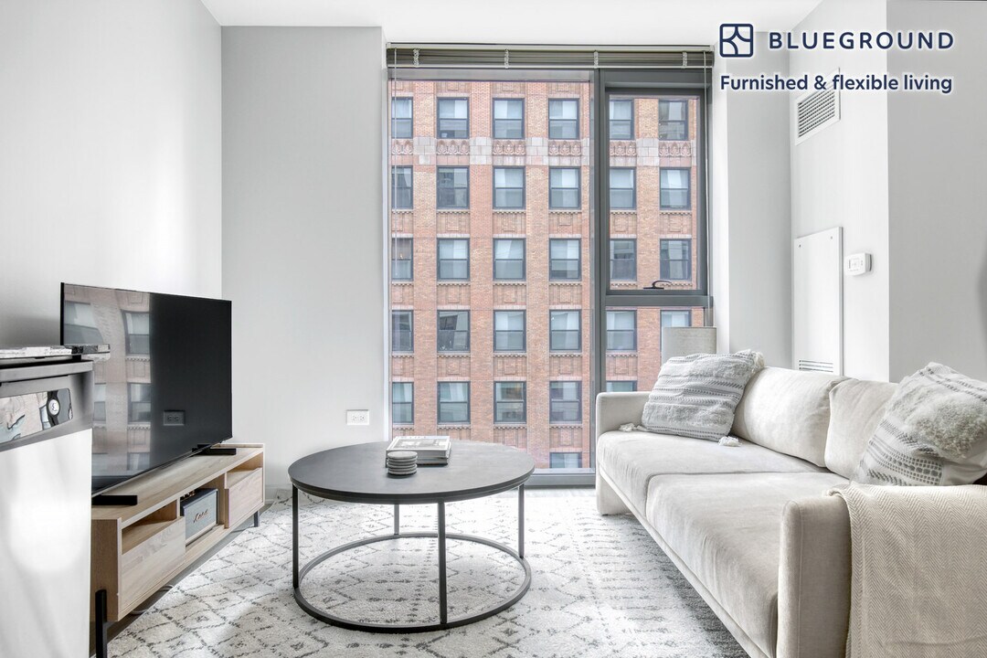 210 N Wells St in Chicago, IL - Building Photo