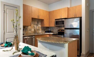 2727 W 18th St in Houston, TX - Building Photo - Building Photo