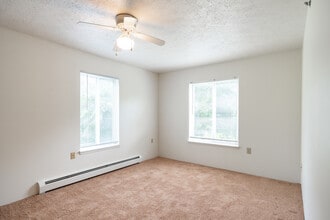 Fenton Estates Apartments in Fenton, MI - Building Photo - Interior Photo