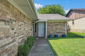 6819 W Cleburne Rd in Fort Worth, TX - Building Photo - Building Photo