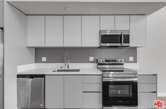 825 S Coronado St in Los Angeles, CA - Building Photo - Building Photo