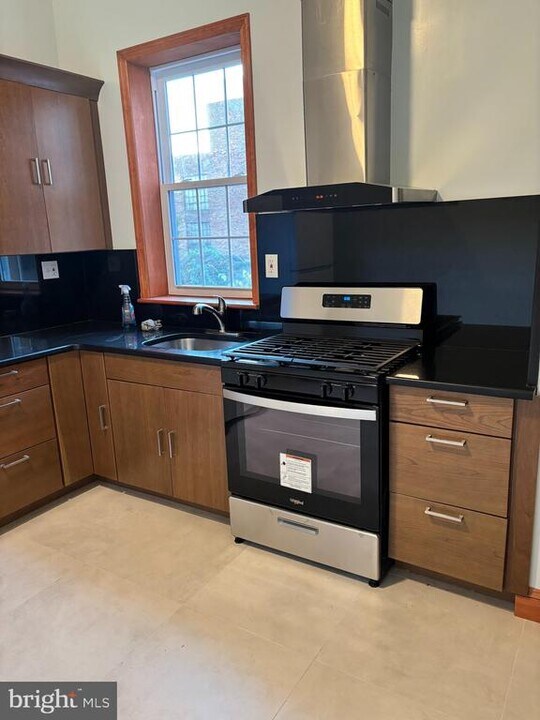 1320 W Girard Ave in Philadelphia, PA - Building Photo