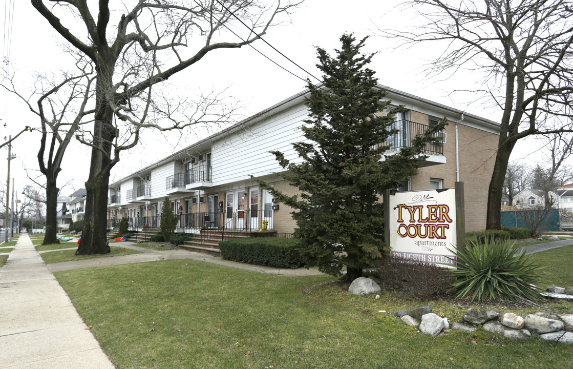 Tyler Court Apartments in Lakewood, NJ - Building Photo