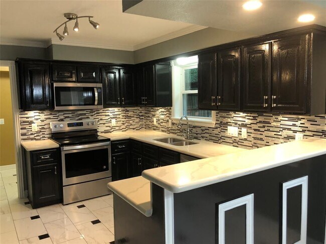 property at 2606 N Woodloch St