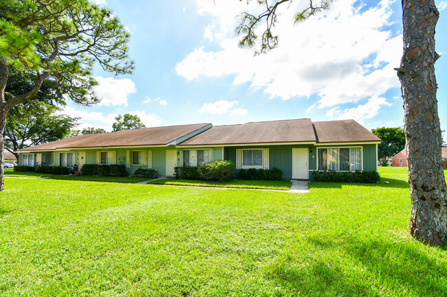 Forest Glen in West Palm Beach, FL - Building Photo - Building Photo