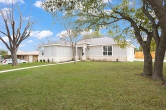Stunning Ridgeview home close to North Star Mall in San Antonio, TX - Foto de edificio - Building Photo