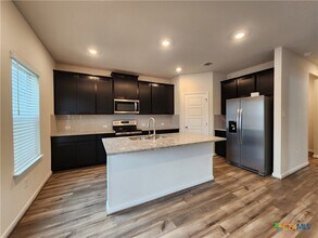 1225 Ella Xing in New Braunfels, TX - Foto de edificio - Building Photo