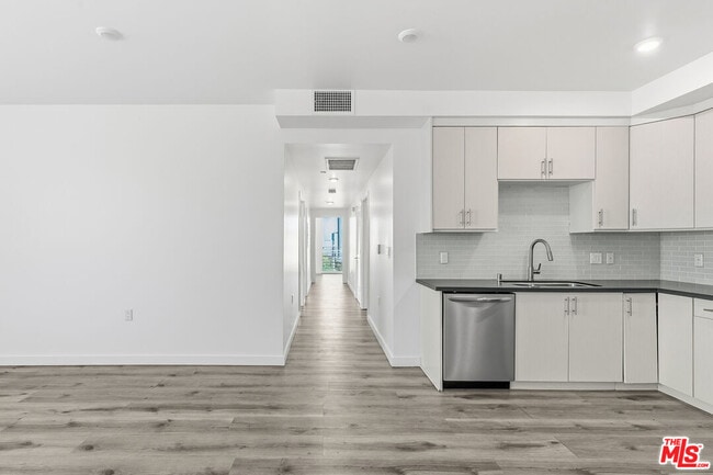 11408 Sarah St in Los Angeles, CA - Building Photo - Building Photo