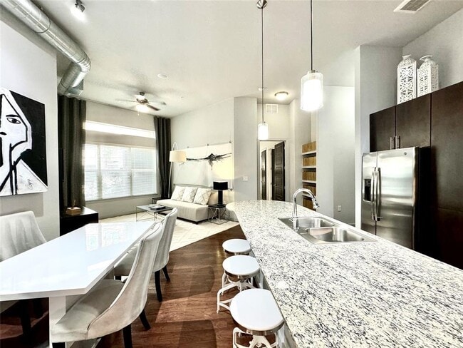 2525 McCue Rd in Houston, TX - Building Photo - Building Photo