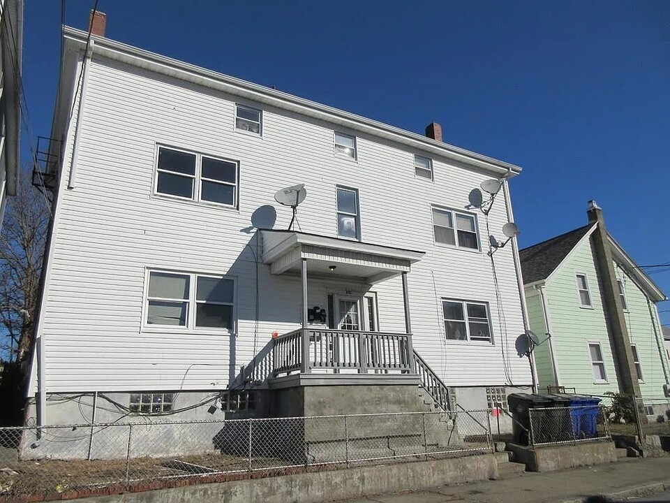 840 Dwelly St, Unit 1W in Fall River, MA - Foto de edificio