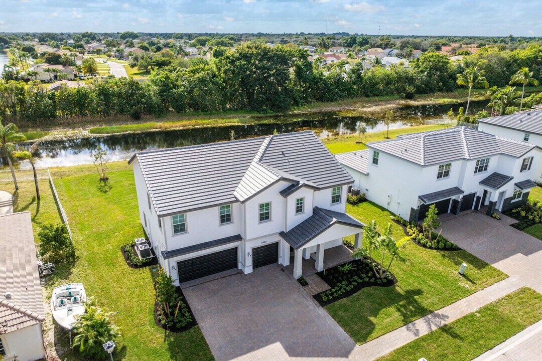 6843 Cobia Cir in Boynton Beach, FL - Foto de edificio