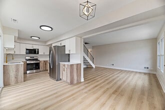 1996 Hancock Dr in Hoffman Estates, IL - Building Photo - Building Photo