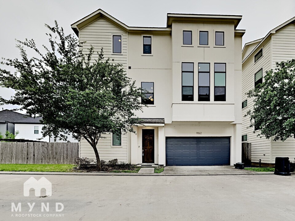 9062 Laverne Cres in Houston, TX - Building Photo