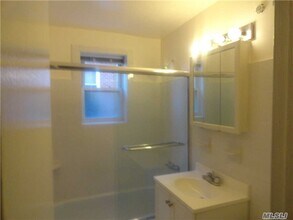 124 S Park Ave-Unit -1-R in Rockville Centre, NY - Building Photo - Building Photo