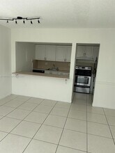 17500 NW 68th Ave in Hialeah, FL - Foto de edificio - Building Photo