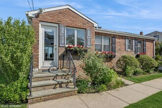 31 Dunlookin Ln in Riverhead, NY - Building Photo - Building Photo