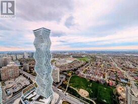 448 Burnhamthorpe Rd W in Mississauga, ON - Building Photo