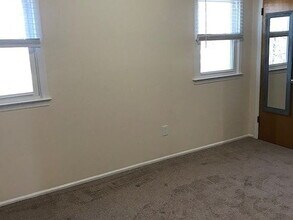 214 Lakewood Dr in Bloomfield, NJ - Foto de edificio - Building Photo