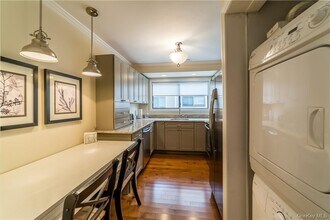 170 Birchwood Cl in Chappaqua, NY - Building Photo - Building Photo