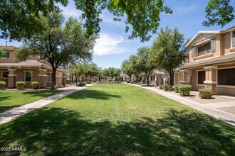 1552 S Roadrunner Dr in Gilbert, AZ - Foto de edificio - Building Photo