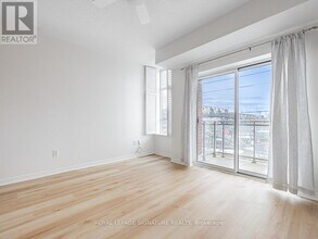 2495 Dundas St W in Toronto, ON - Building Photo - Building Photo