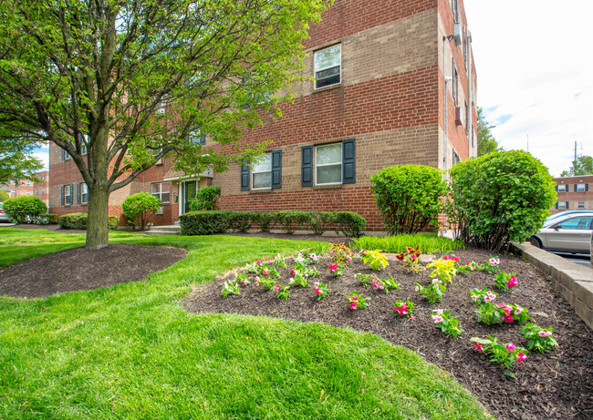 Glen Brook Apartments in Glenolden, PA - Foto de edificio - Building Photo