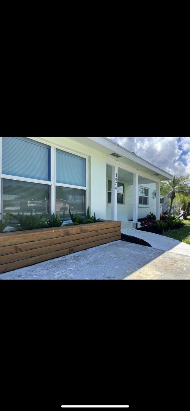1074 NW 16th Pl in Stuart, FL - Building Photo - Building Photo