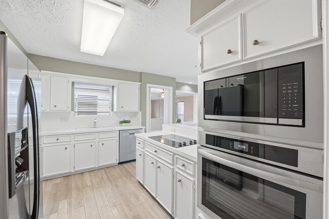 property at 2513 Country Club Blvd