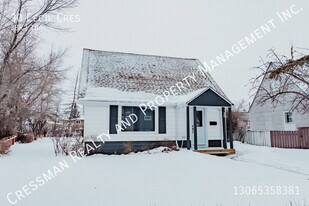 30 Cecil Crescent in Regina, SK - Building Photo