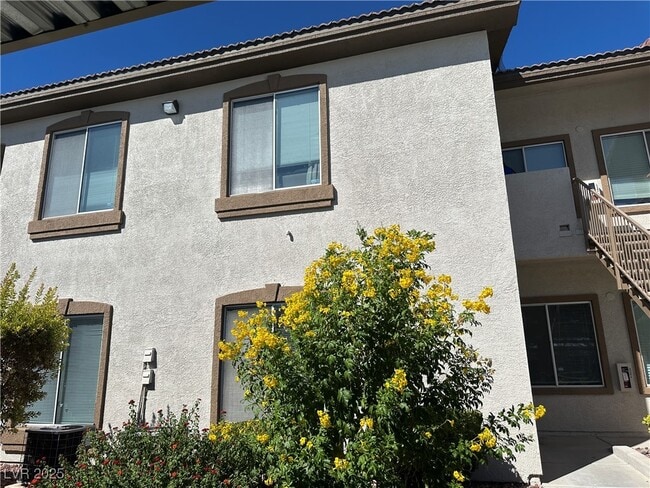 property at 2305 W Horizon Ridge Pkwy