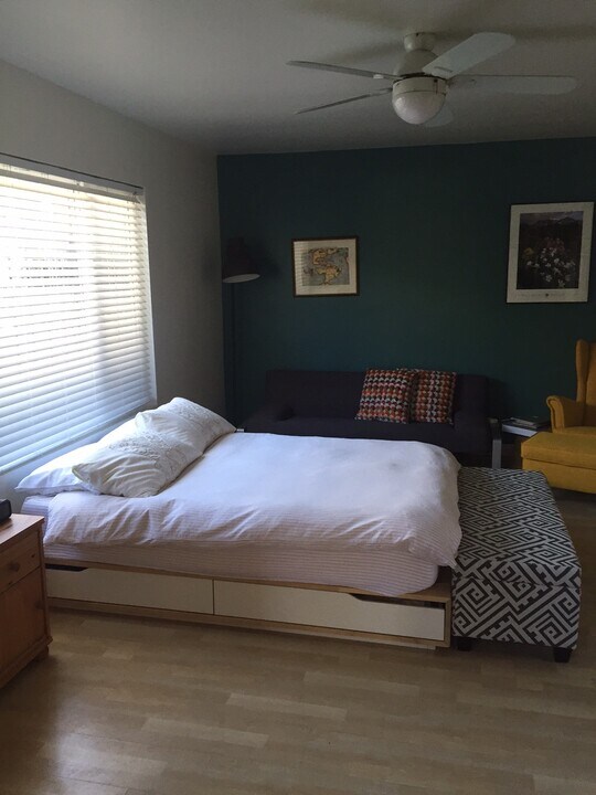 110 Brooks Ave, Unit 2 in Venice, CA - Building Photo