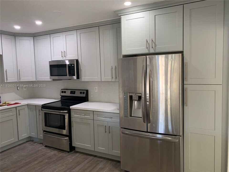 2700 S University Dr in Davie, FL - Building Photo