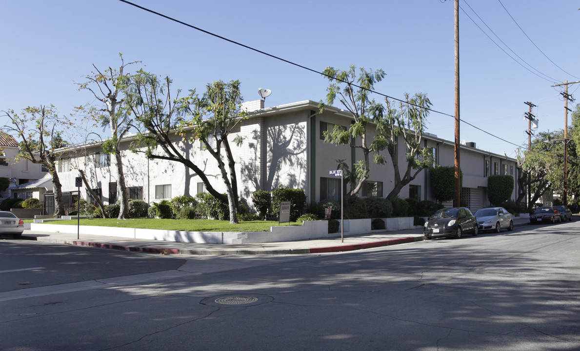 4749 Denny Ave in North Hollywood, CA - Building Photo