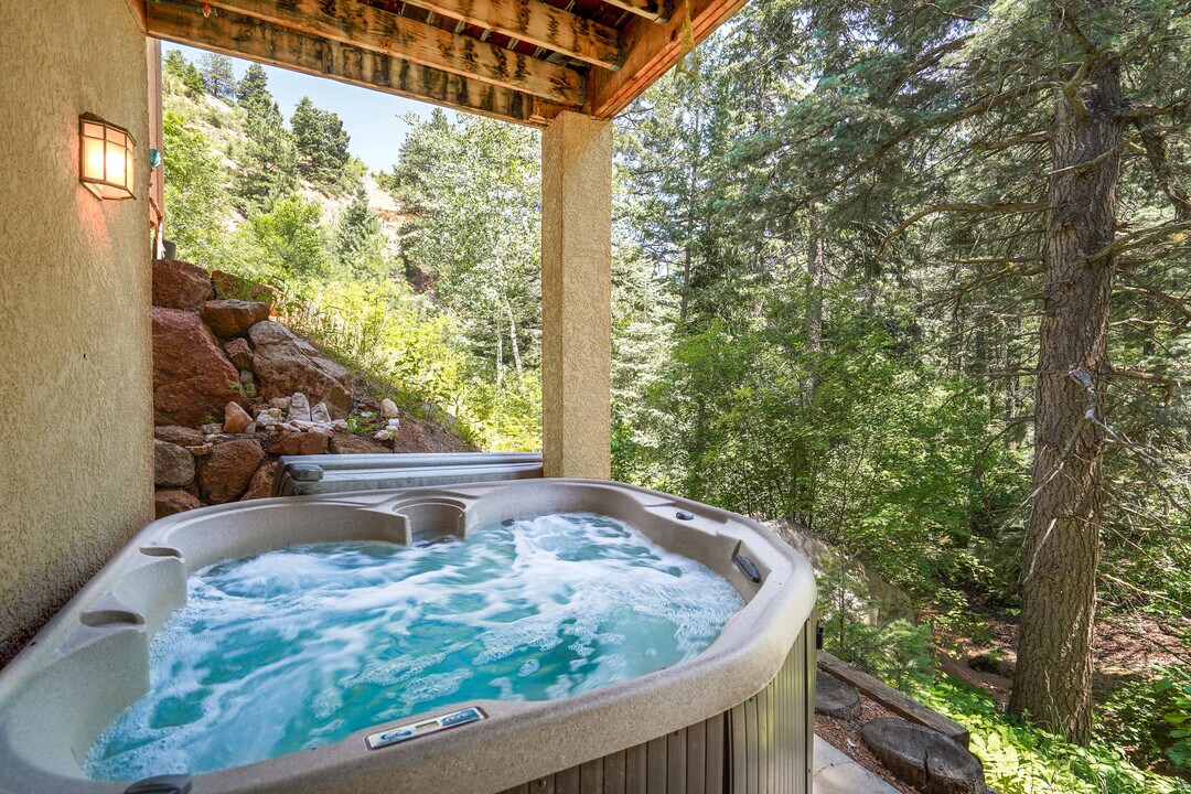 4775 Neeper Valley Rd in Manitou Springs, CO - Building Photo