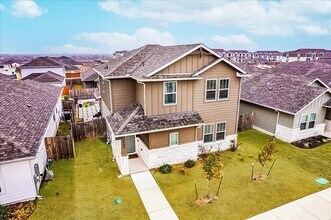122 Fairmeadow Downs Dr in Hutto, TX - Building Photo - Building Photo