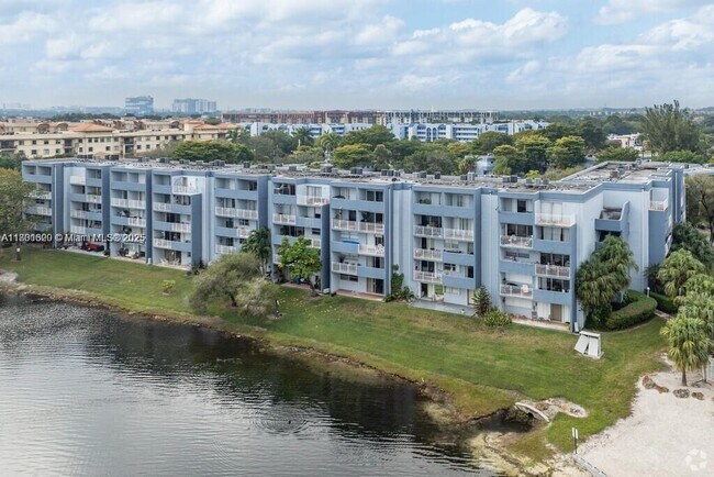 9351 Fontainebleau Blvd in Miami, FL - Building Photo - Building Photo