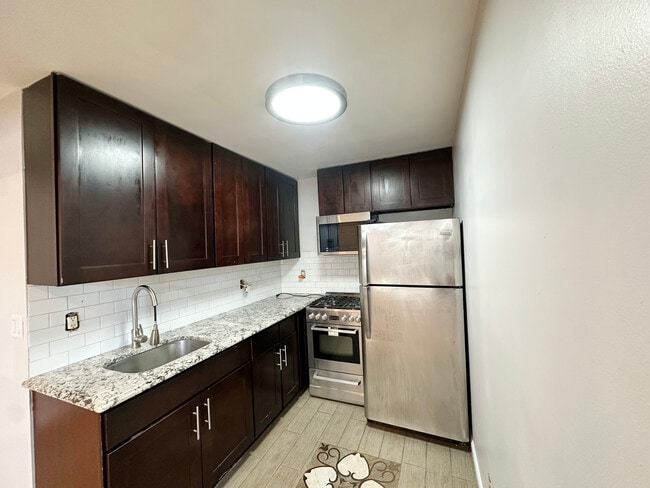 16 Delaware Ave, Unit Garden in Jersey City, NJ - Foto de edificio - Building Photo