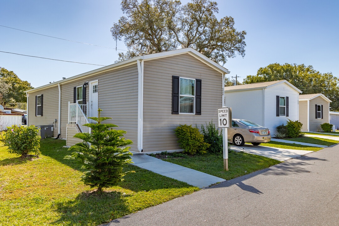 Sixth Avenue-A 55+ Community in Zephyrhills, FL - Foto de edificio