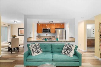 2145 Dexter Ave N, Unit 101 in Seattle, WA - Foto de edificio - Building Photo