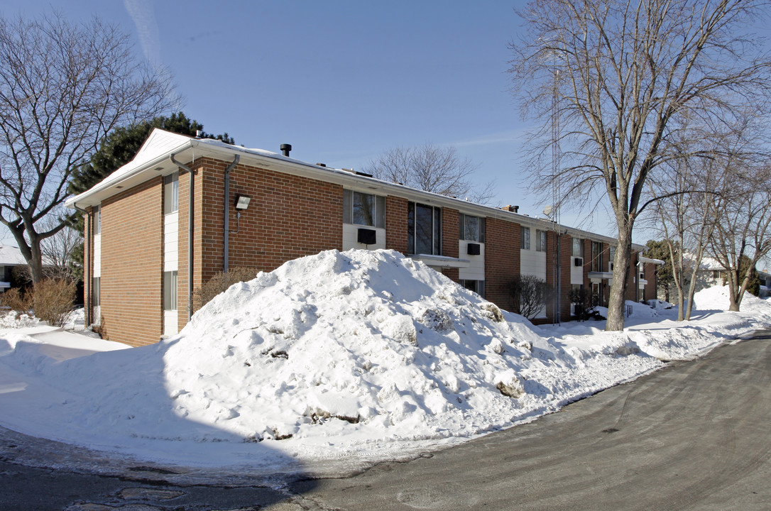 Petretti Apartments in Kenosha, WI - Foto de edificio