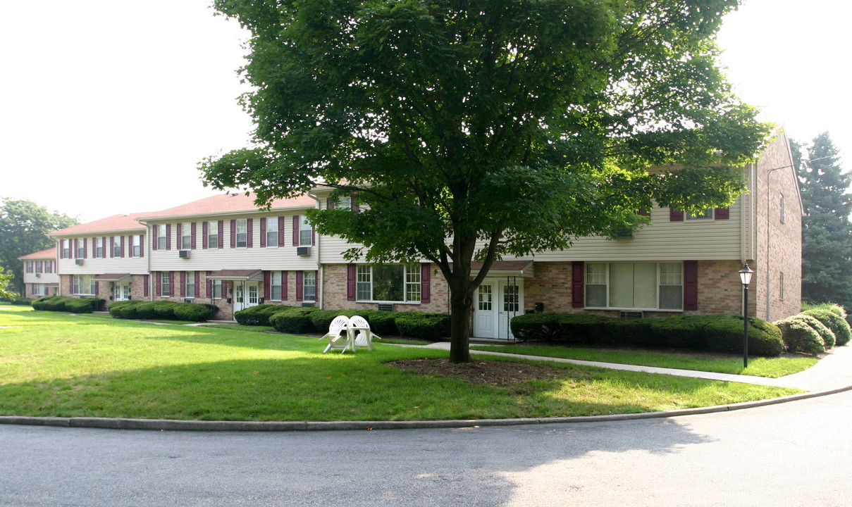 Ridge Manor Apartments in Park Ridge, NJ - Building Photo