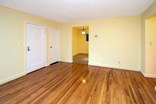 28 Saint Paul St, Unit 2 in Brookline, MA - Building Photo - Building Photo