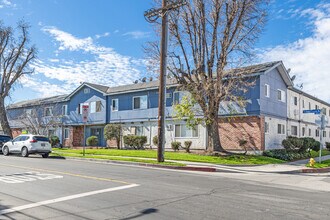The Fountains in Panorama City, CA - Foto de edificio - Building Photo